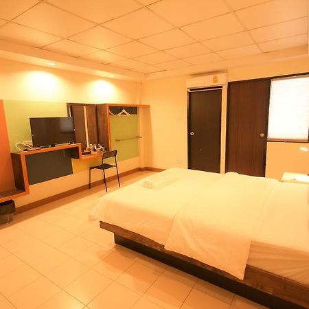 Room At Prachachuen Nonthaburi Extérieur photo
