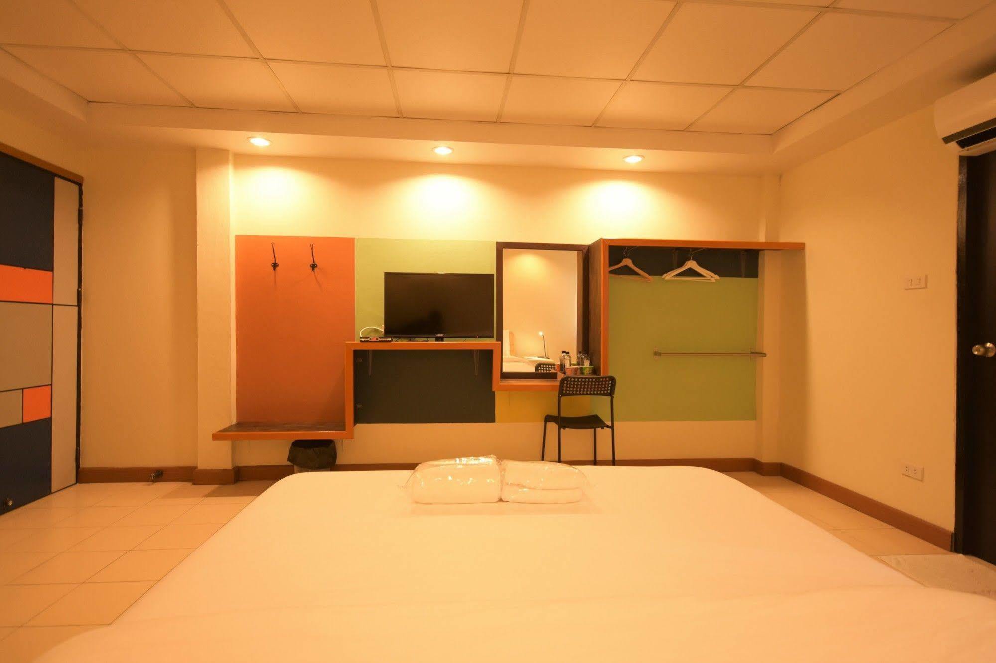 Room At Prachachuen Nonthaburi Extérieur photo